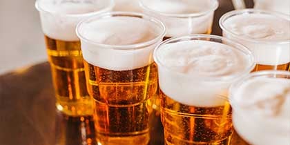 Een blik op afval vanuit onder de rivieren tijdens carnaval