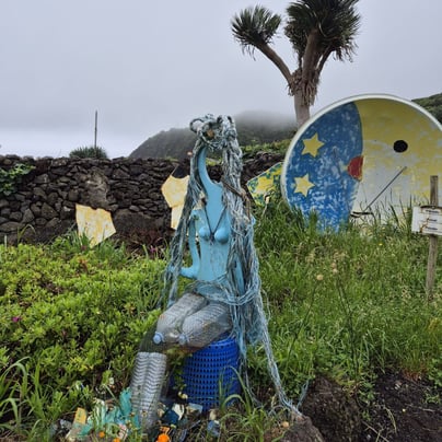 Kunstwerk van een zeemeermin gemaakt van aangespoeld zwerfafval op de Azoren, met visnetten, touw en plastic