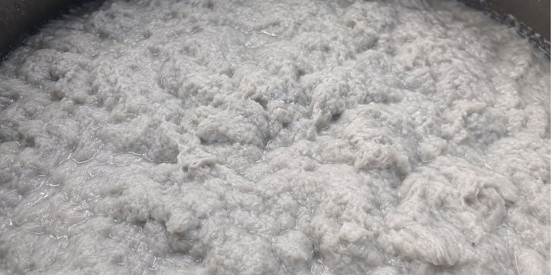 Papierpulp gemaakt van houtsnippers: natte vezelmassa als grondstof voor papieren handdoeken via het kraftproces