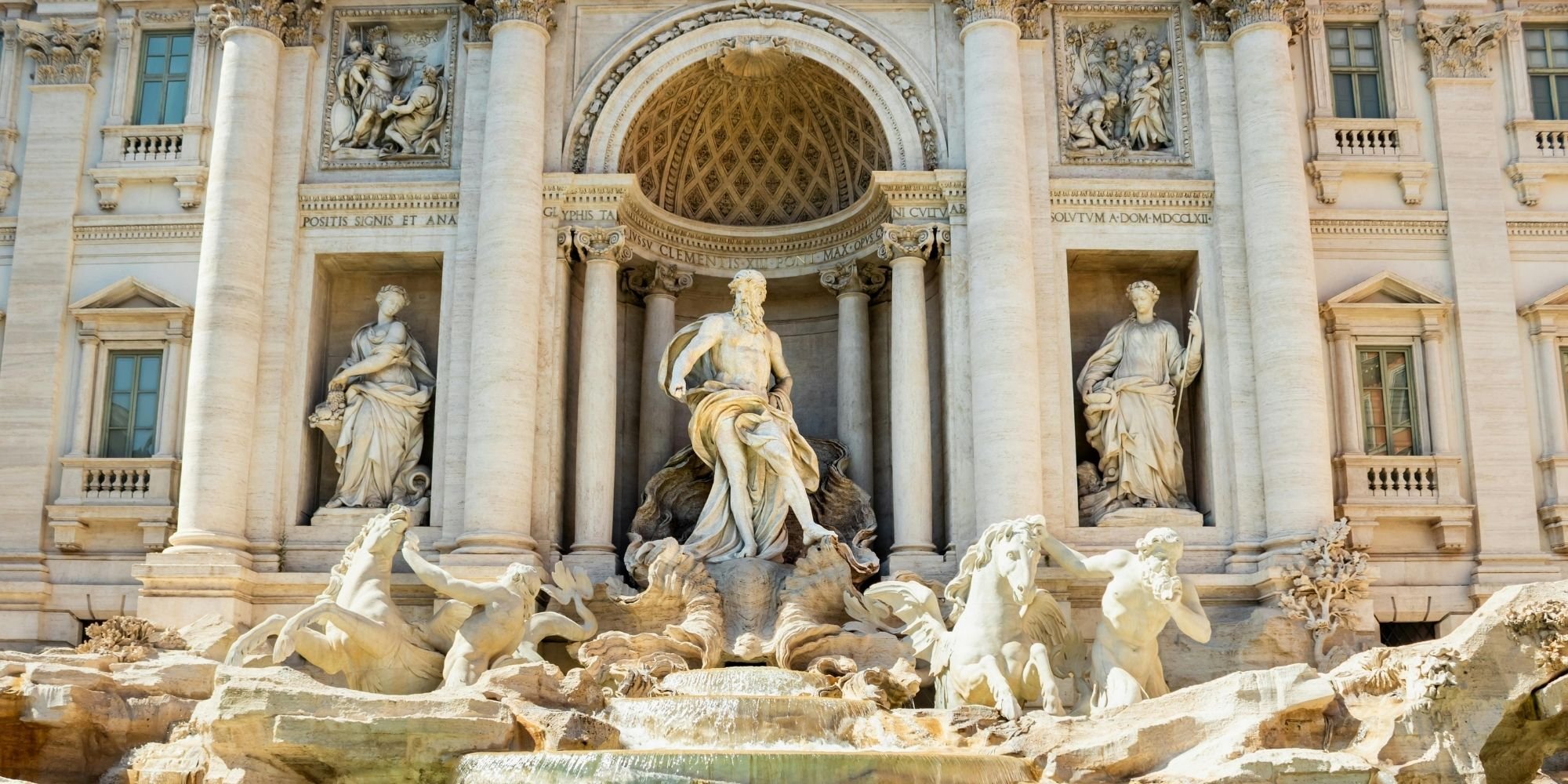 Trevifontein in Rome, een drukbezochte toeristische trekpleister waar afvalbeheer in de openbare ruimte een belangrijke rol speelt.