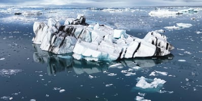 Smeltende ijsberg in de Noordpool, een gevolg van klimaatverandering en het afnemende albedo-effect in Europa.