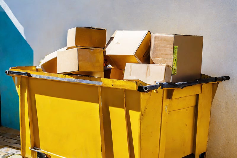 Firefly-een-gele-afvalcontainer-met-dozen-erin