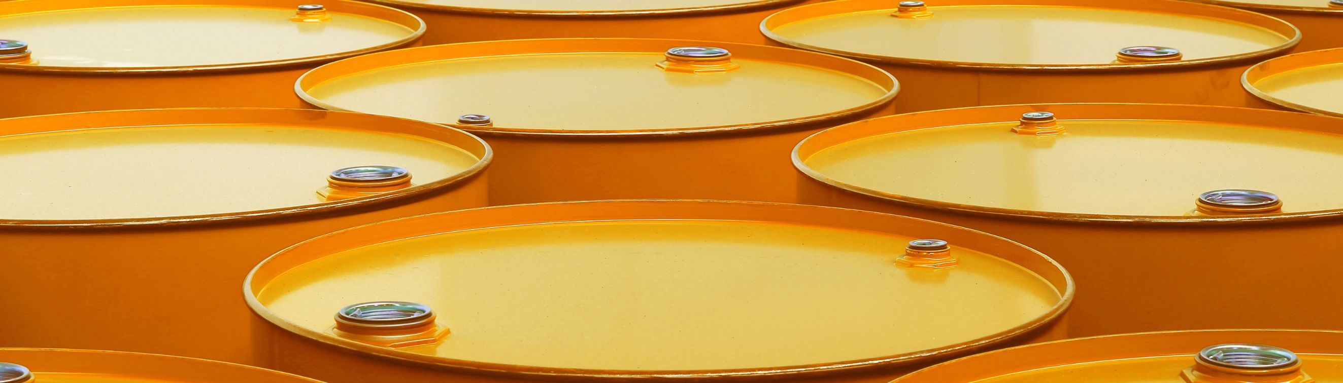 Rij oranje olievaten, ter illustratie van olieopslag en -afvoer bij truckbedrijven zoals Bakker Bedrijfswagens