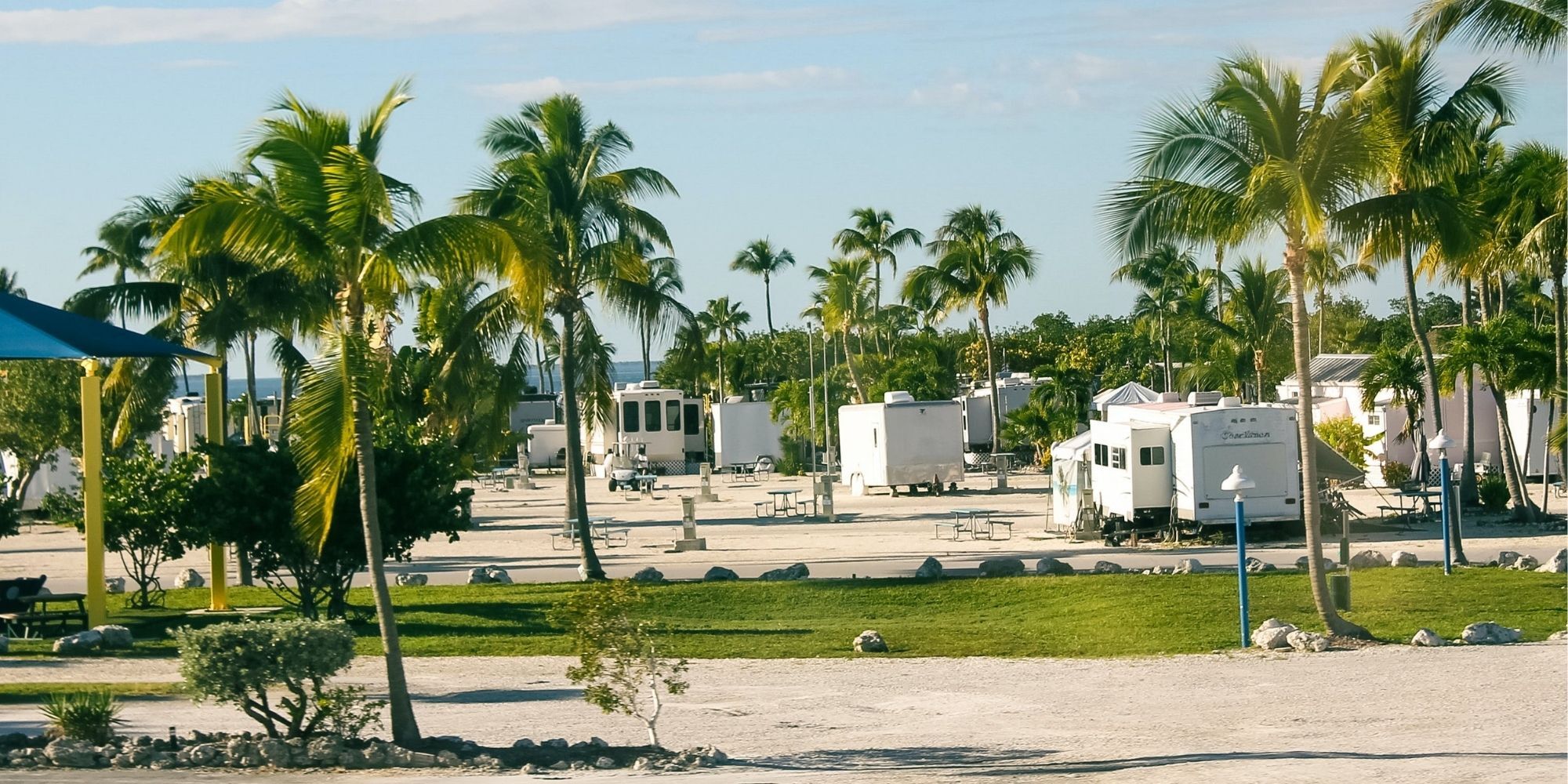 Camping met caravans en palmbomen, uitgangspunt voor circulair op vakantie gaan