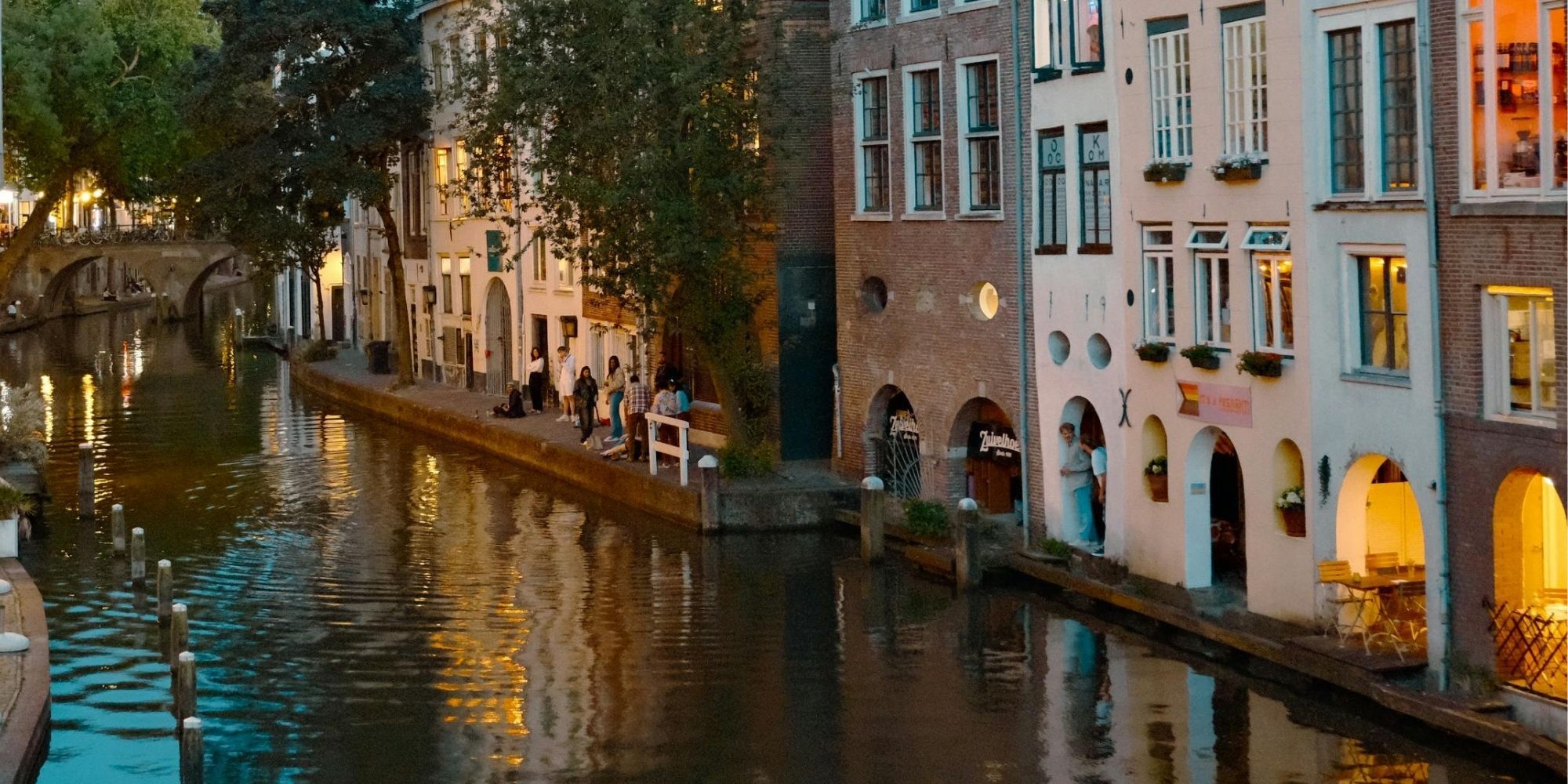 Nederlandse gracht in de avond, symbool voor gemeenten die vaart maken met de grondstoffentransitie