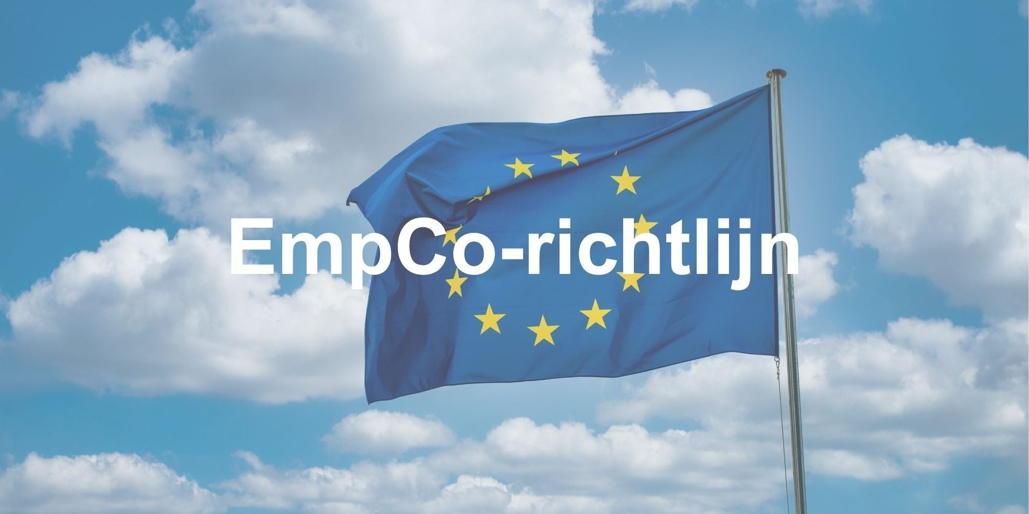 EU-vlag tegen een blauwe lucht, symbool voor de EmpCo-richtlijn en de Europese regels tegen misleidende duurzaamheidsclaims