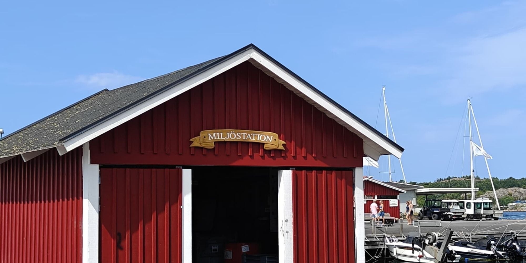 Rood houten gebouwtje met bordje 