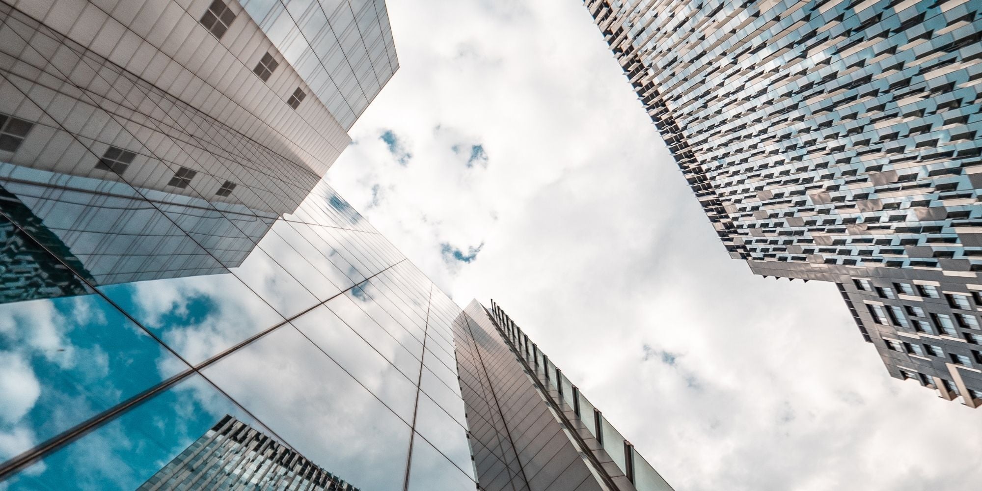 Moderne kantoorgebouwen met glazen gevels, waar bedrijven dagelijks afval produceren dat via zakelijke afvalinzameling terug kan naar de circulaire economie