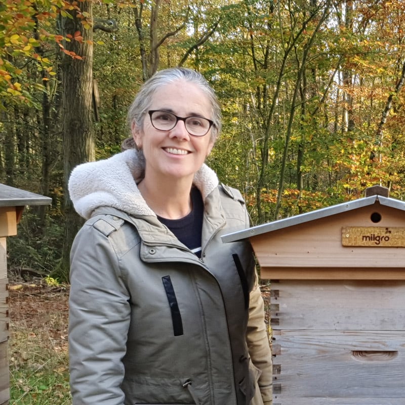 Jessica Loudon is the founder of Liquid Nature: she is a beekeeper, marketer and teacher. In this company, Liquid Nature, she combines practical beekeeping knowledge with marketing and educational skills to increase awareness around the theme of bees and biodiversity.